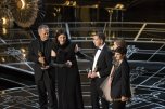 Dirk Wilutzky, Laura Poitras y Mathilde Bonnefoy recogen su Oscar al Mejor Documental