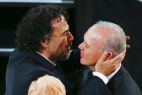 Iñárritu abraza al actor Michael Keaton al ganar el premio al Mejor Director